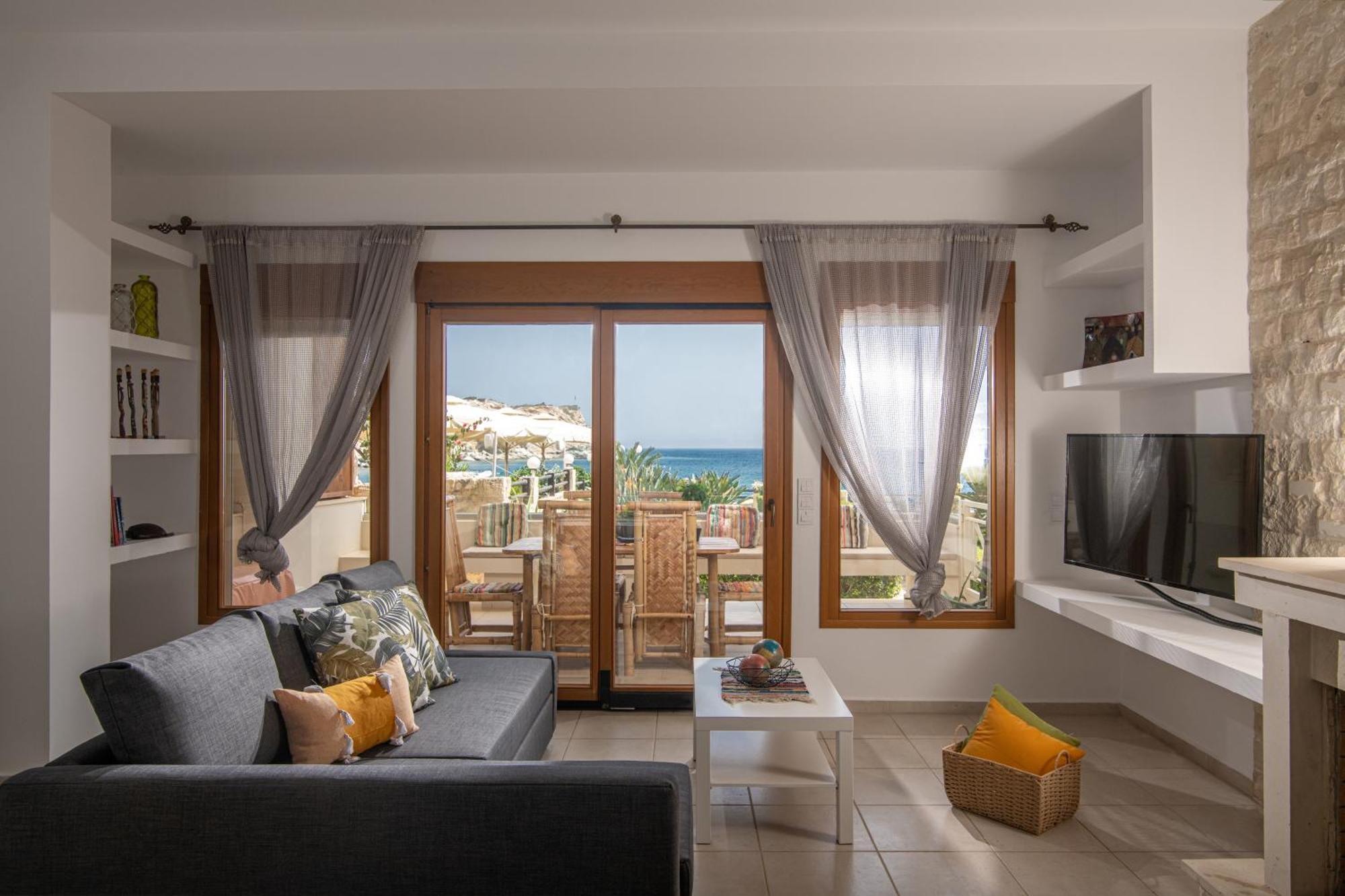 Beachfront Apt-ligaria
